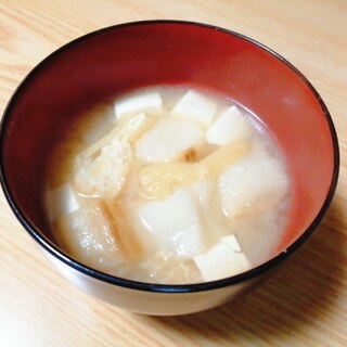 豆腐と油揚げと麩の味噌汁